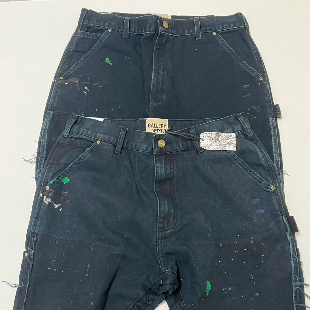 The color of the wash is particularly difficult to sample. The original version is green and black, not all black. GALLERY DEPT. LA FLARE CARPENTER PANTS. The first generation paint-splashed ink wash flared logging pants. Carhartt base version modified overalls. Green black S-XL.